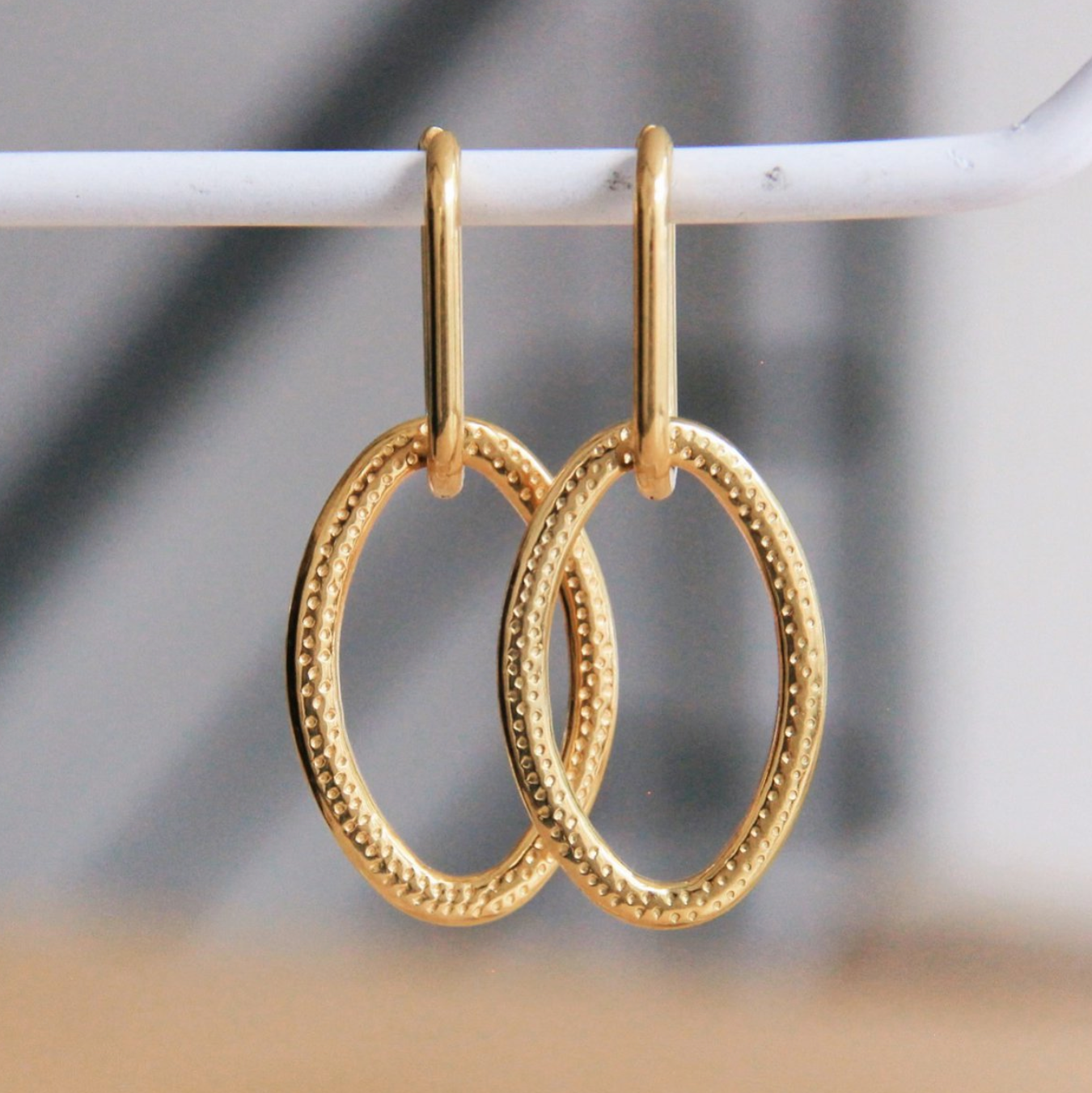 Ovale oorbel met uitgesneden ovale ring – goud